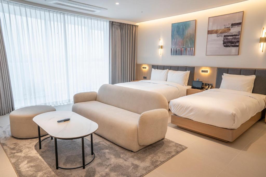 Postel nebo postele na pokoji v ubytování WAVEM HOTEL west