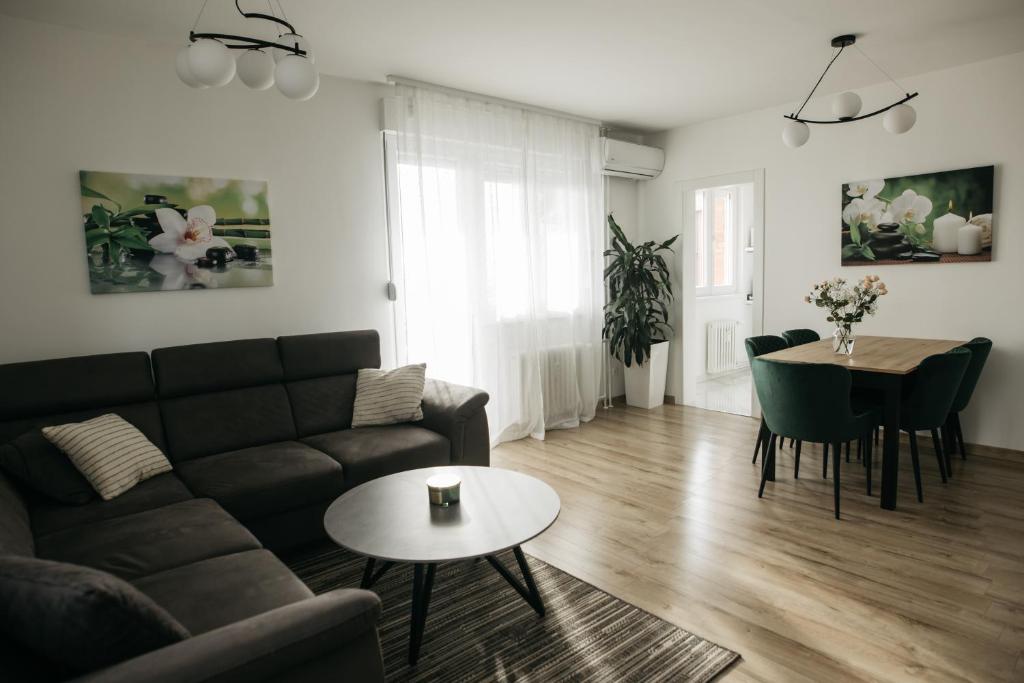 sala de estar con sofá y mesa en SEVEN, en Vinkovci