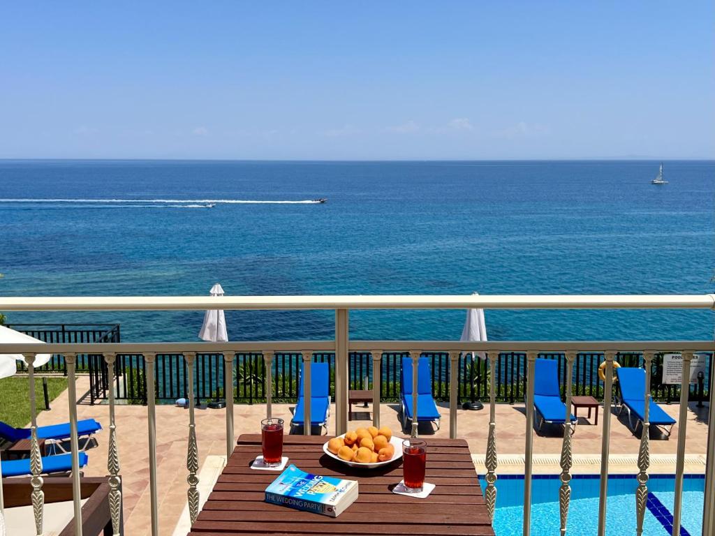 een tafel met een fruitschaal op een balkon met uitzicht op de oceaan bij Villa Seagull in Skála Kefalonias