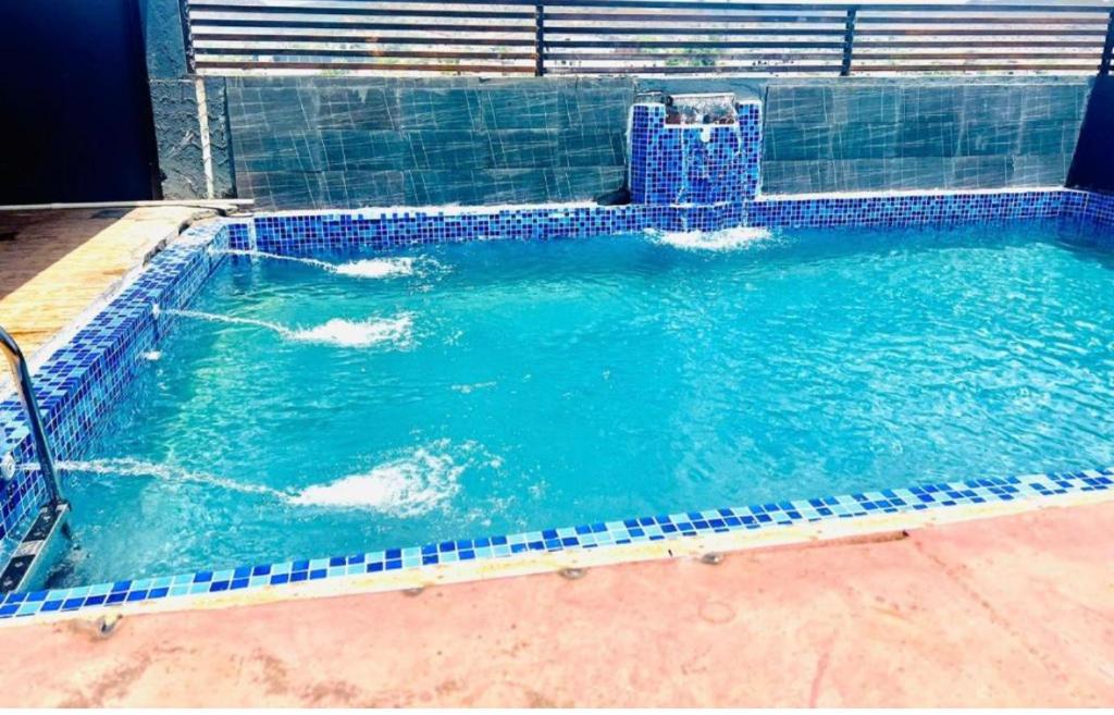 Bazén v ubytování Mangal Residency Rooftop Pool nebo v jeho okolí