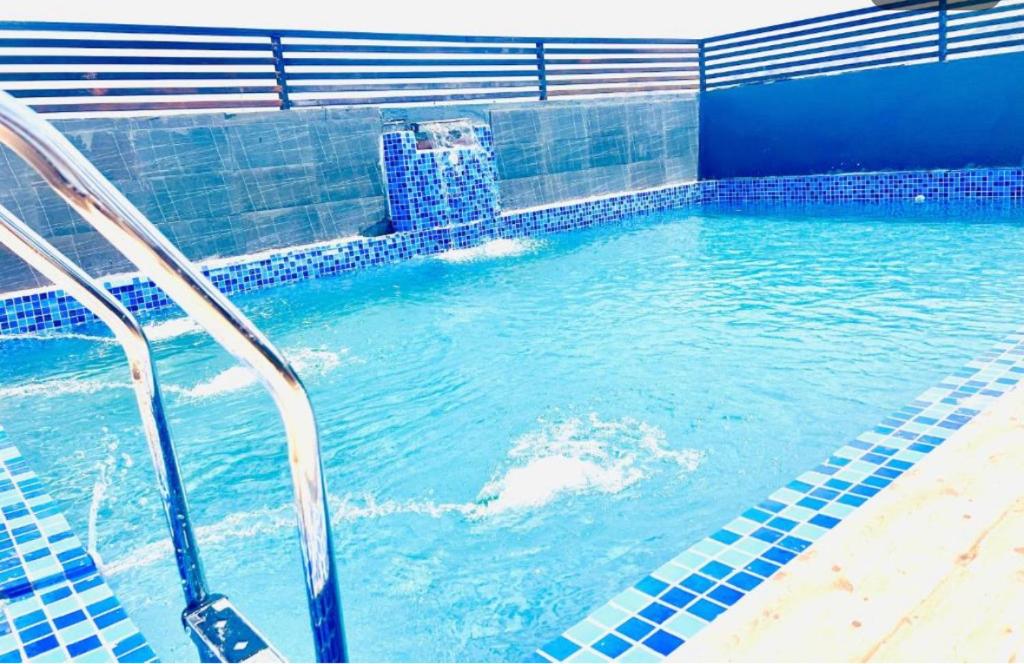 Bazén v ubytování Mangal Residency Rooftop Pool nebo v jeho okolí
