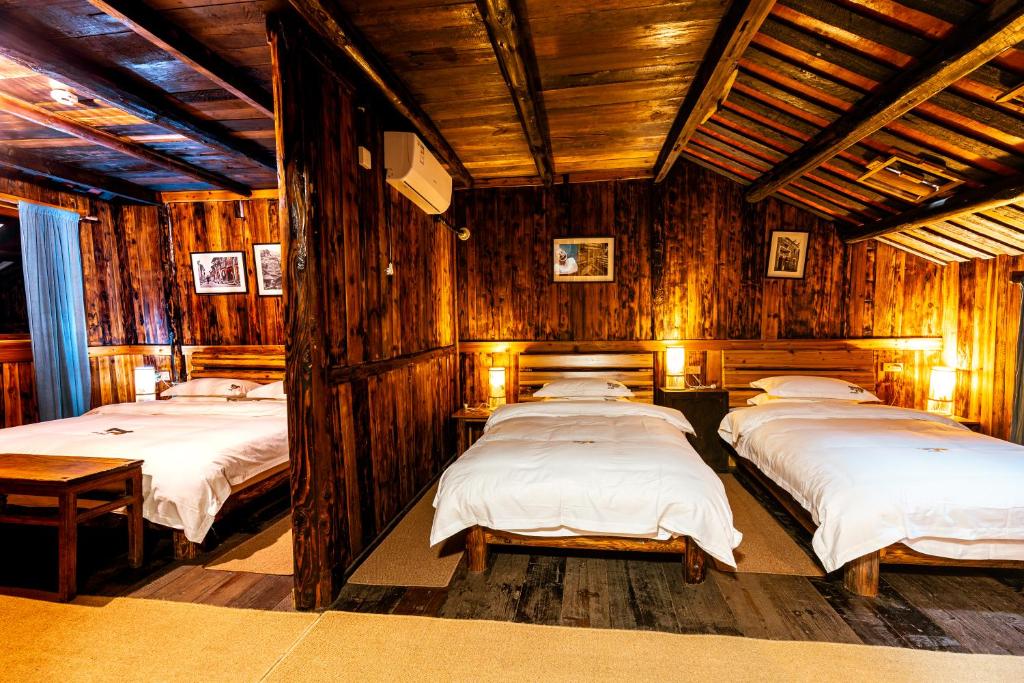 Postel nebo postele na pokoji v ubytování Lost World Sanjiang Guest house