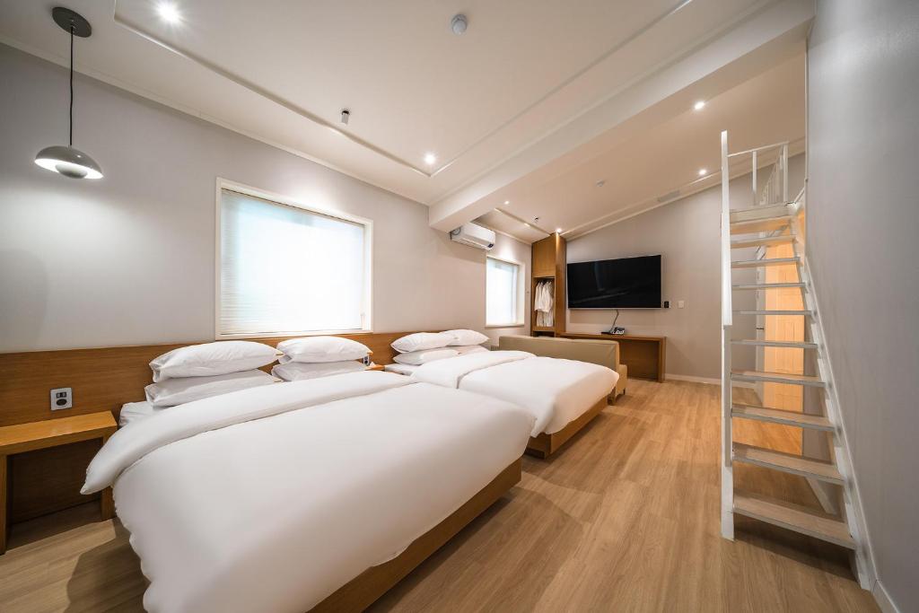 Postel nebo postele na pokoji v ubytování MONO HOTEL