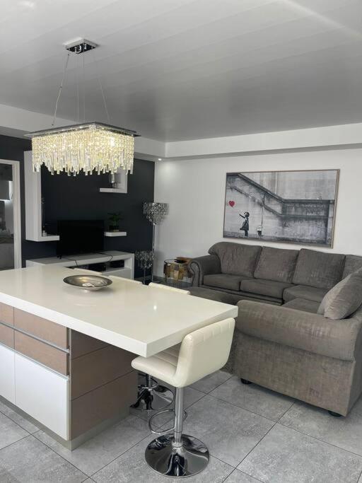 eine Küche und ein Wohnzimmer mit einem Sofa und einem Tisch in der Unterkunft Gifty Surprize Airbnb in Kimberley