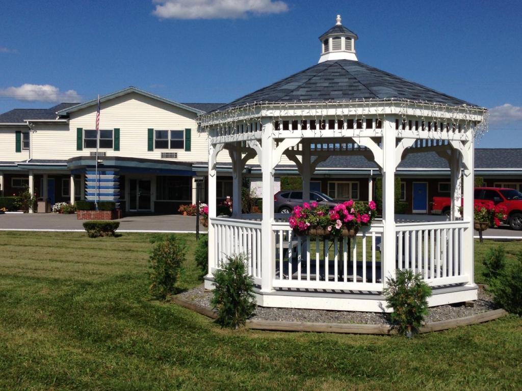 um gazebo branco em frente a uma casa em WYE Motor Lodge Duncansville - Altoona em Duncansville