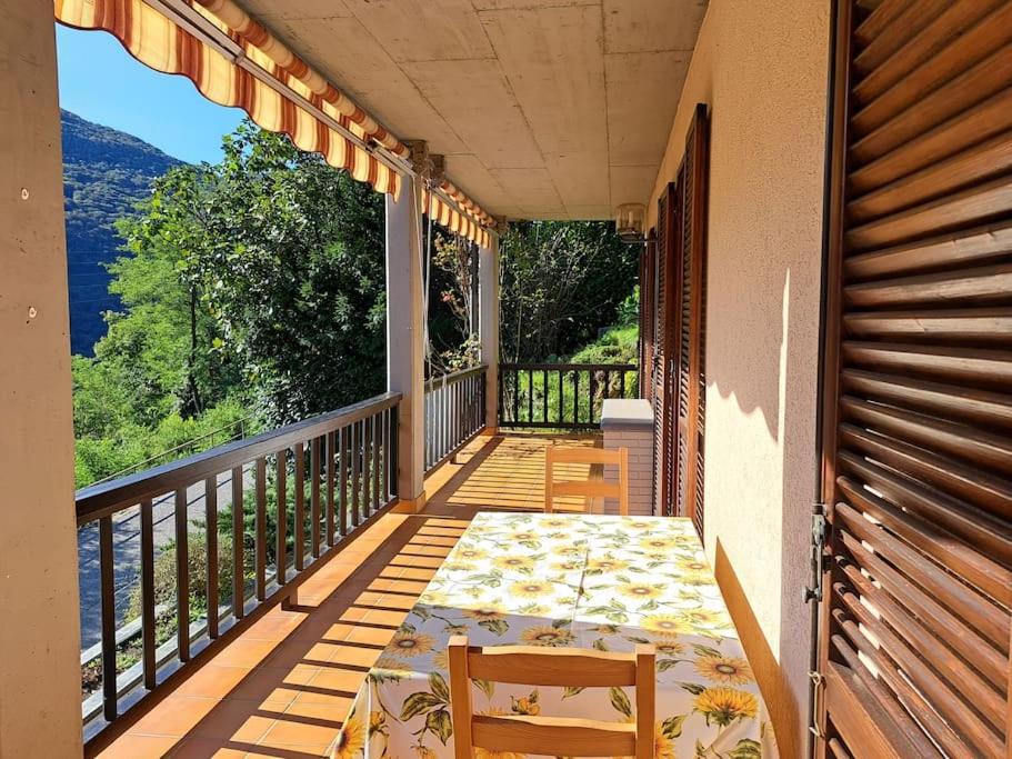 porche con mesa y sillas en el balcón en Appartamento La Terrazza, en Lugano