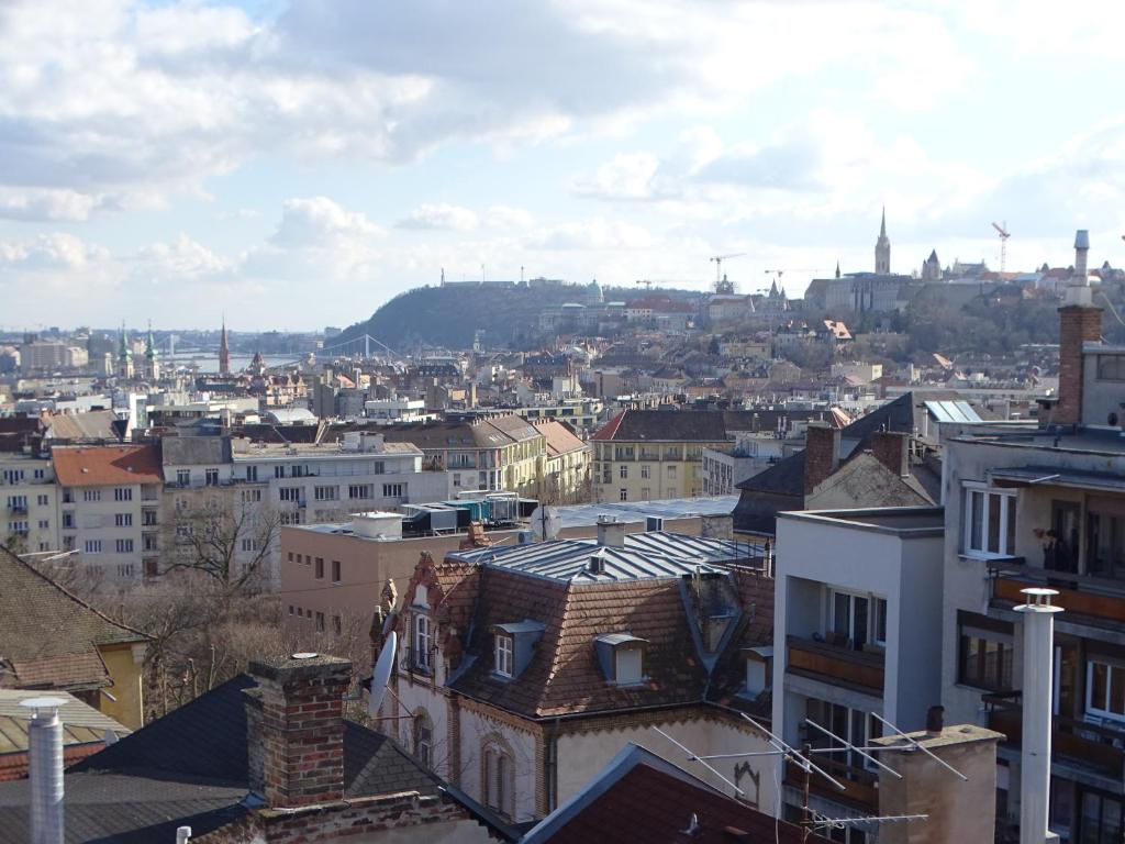 Nespecifikovaný výhled na destinaci Budapešť nebo výhled na město při pohledu z hotelu