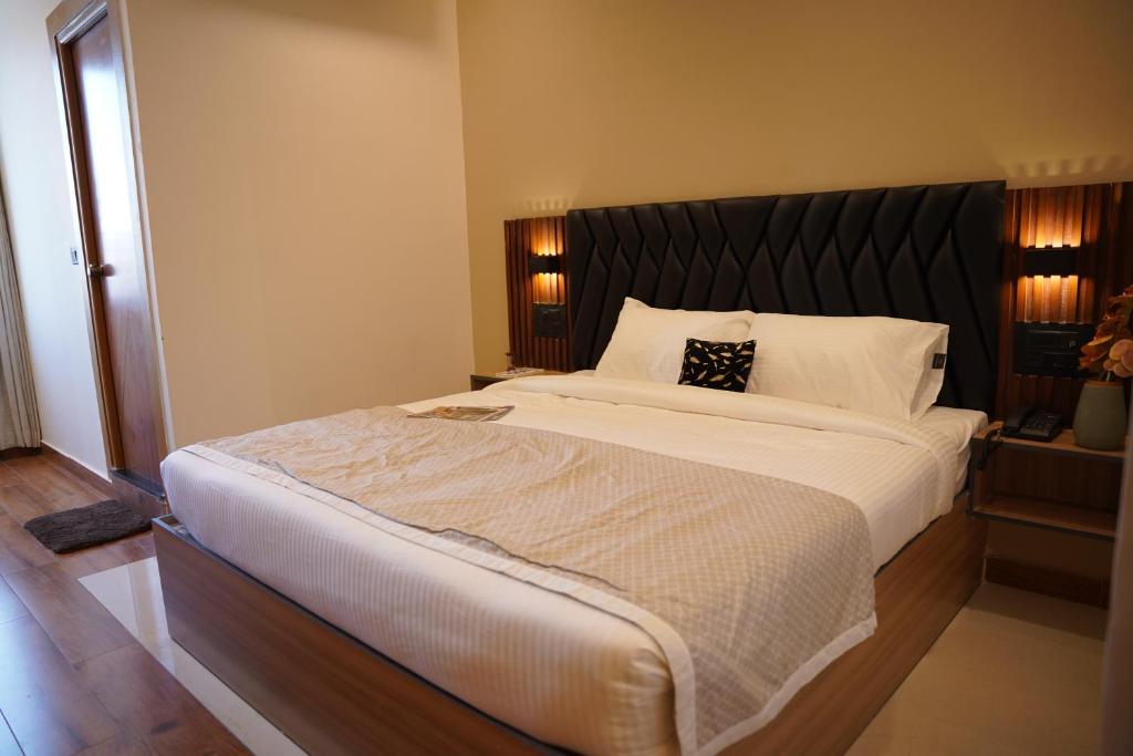 Postel nebo postele na pokoji v ubytování THE CONTINENTAL INN & SUITES
