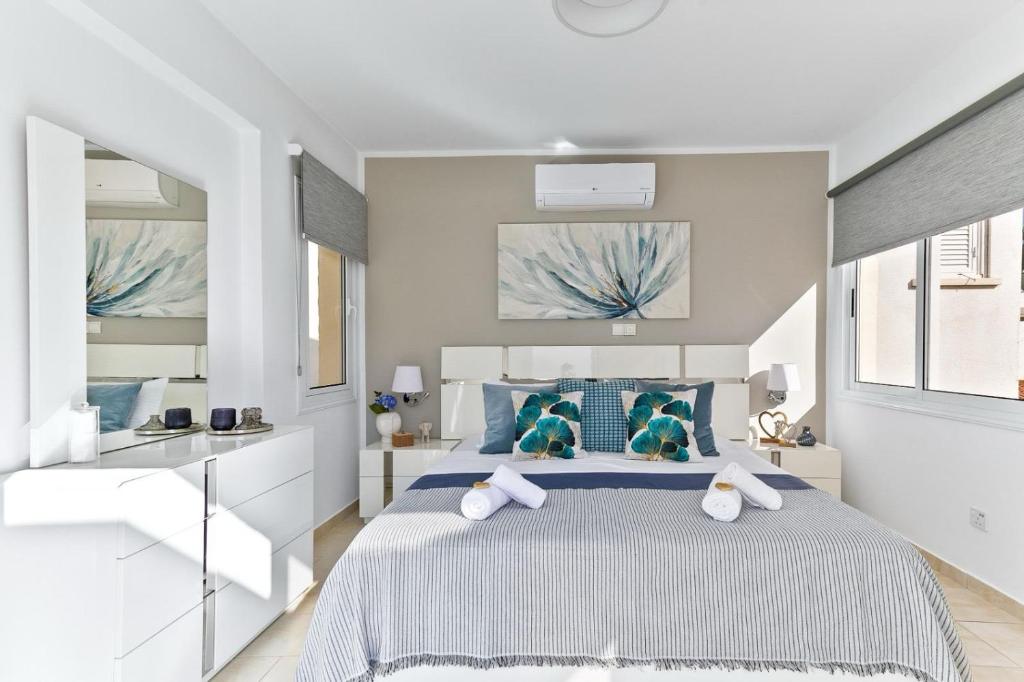 Giường trong phòng chung tại KASANDRA Luxury 2 Bedroom Townhouse
