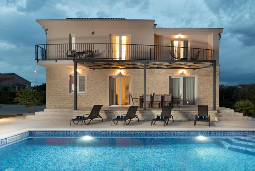 MurvicaにあるVilla Oliva - Adriatic Luxury Villasのヴィラ(家の前にスイミングプール付)