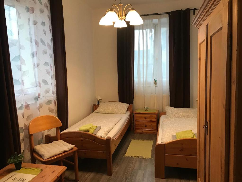 um quarto com 2 camas individuais e uma janela em Pension Deinhardt em Hirschaid