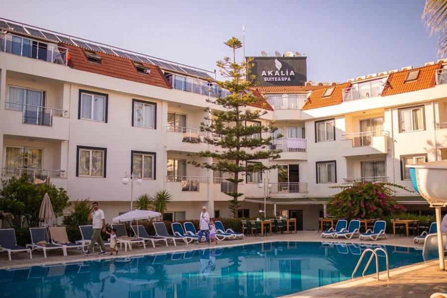 um hotel com piscina em frente a um edifício em Akalia Suite Hotel & SPA em Side