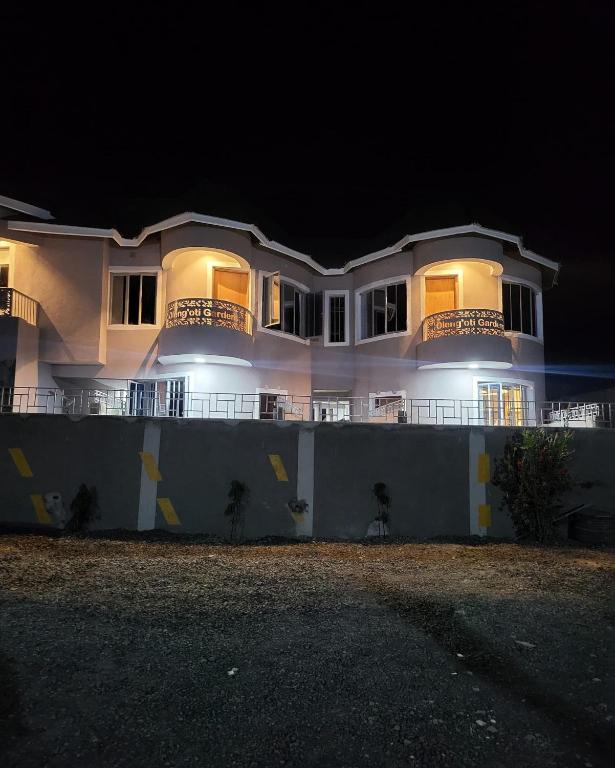 NarokOLENG'OTI GARDENS的夜晚灯火通明的白色大房子