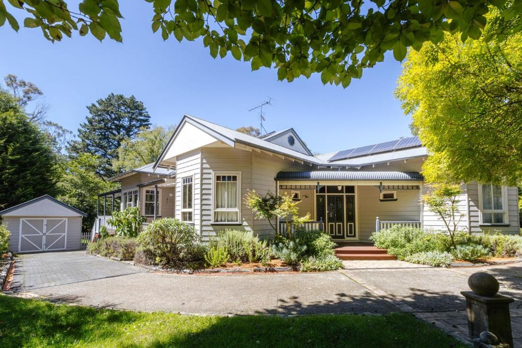 a house in the suburbs with a driveway at Twenty 2 Abbey in Leura