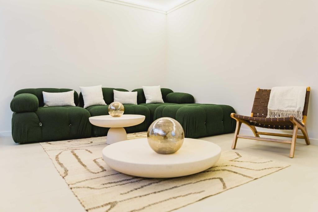 uma sala de estar com um sofá verde e uma mesa em Spa du SacréCœur Loft Montmartre em Paris
