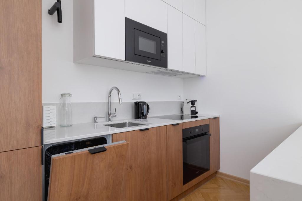 رزرو هتل، آپارتمان شیک Słowackiego کراکوف توسط Noclegi Renters، آژانس مسافرتی آسمان سپید