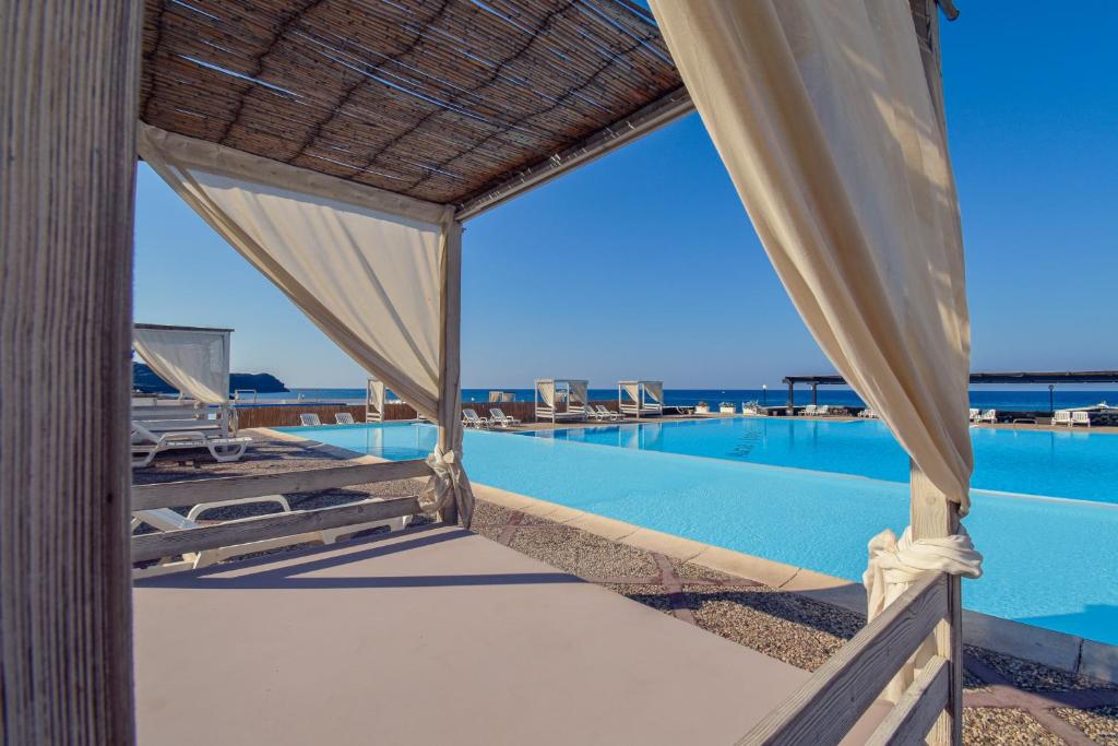 - une vue depuis la terrasse d'un complexe avec piscine dans l'établissement Mursia Wellness Hotel, à Pantelleria