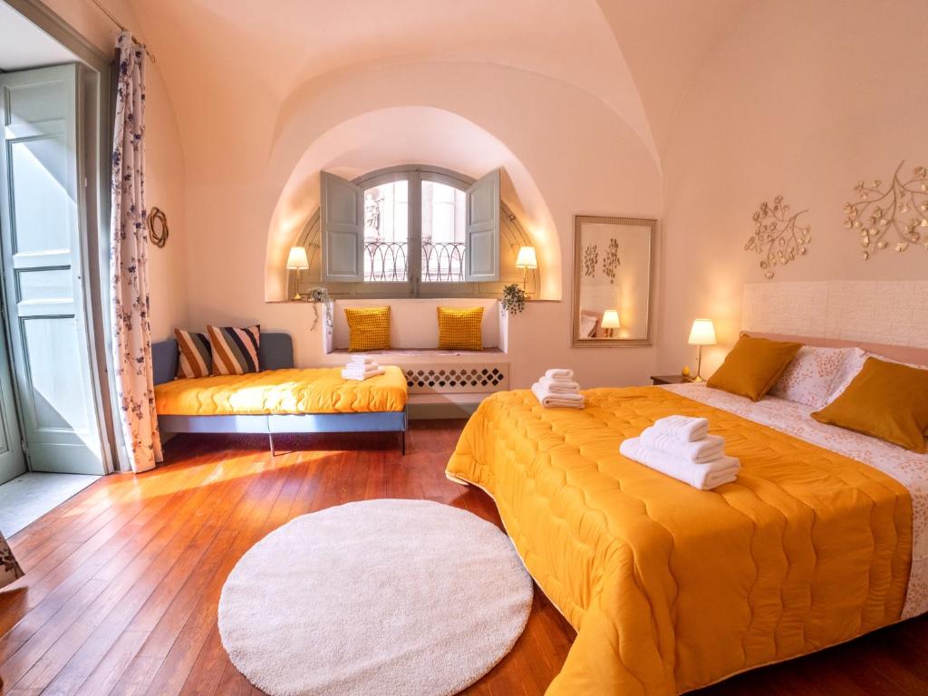 een slaapkamer met 2 bedden en een bank bij Sikelia Luxury home in Catania
