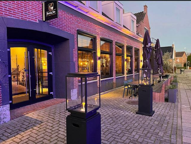 a purple building with a table in front of it at Hotel-Appartementen Klaver Vier in Wagenborgen