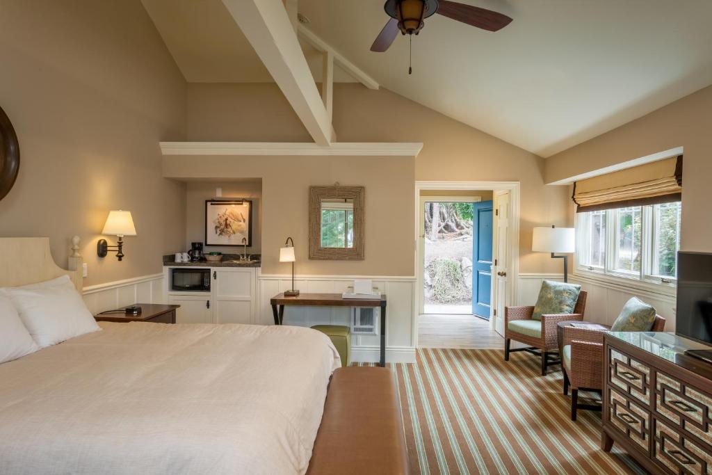 Lighthouse Lodge & Cottages - 