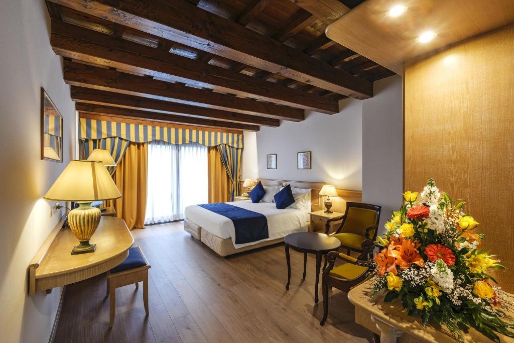 Postel nebo postele na pokoji v ubytování Hotel Orologio