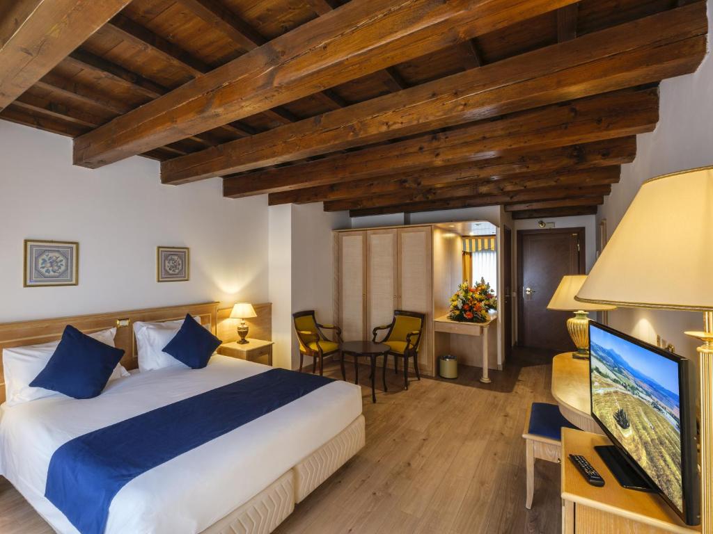 Postel nebo postele na pokoji v ubytování Hotel Orologio