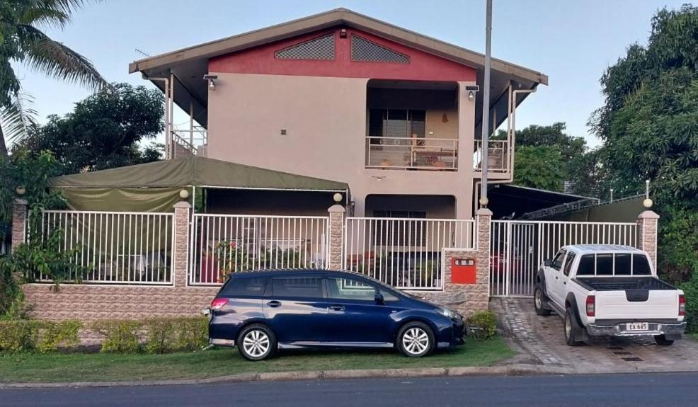 una macchina blu parcheggiata di fronte a una casa di Chands Homestay Apartment a Lautoka