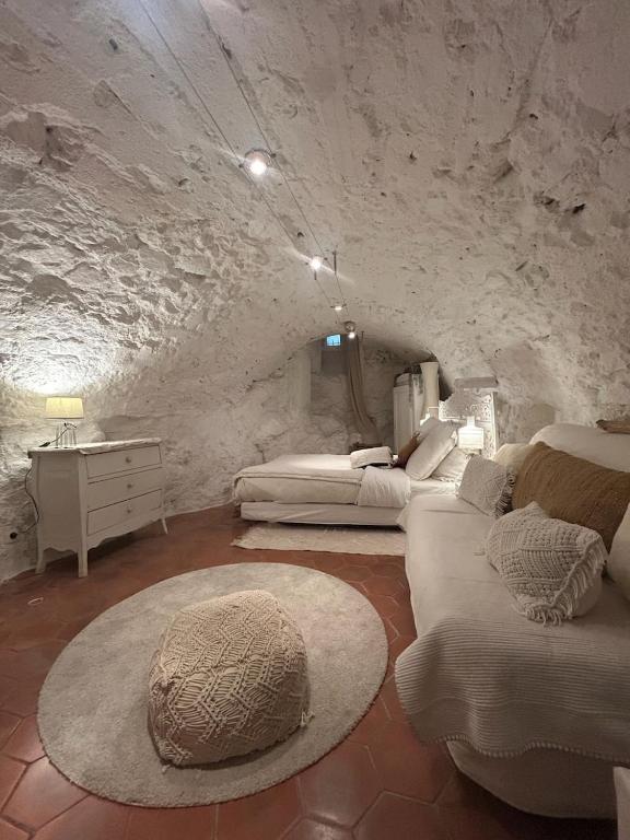 un salon avec deux lits et un canapé dans l'établissement CHARME RAMATUELLE, à Ramatuelle