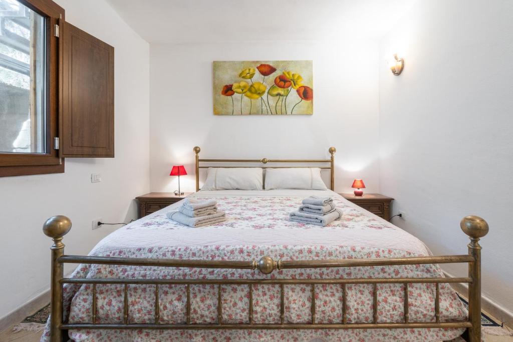 a bedroom with a bed and a painting on the wall at Lovely house in Santa Luria