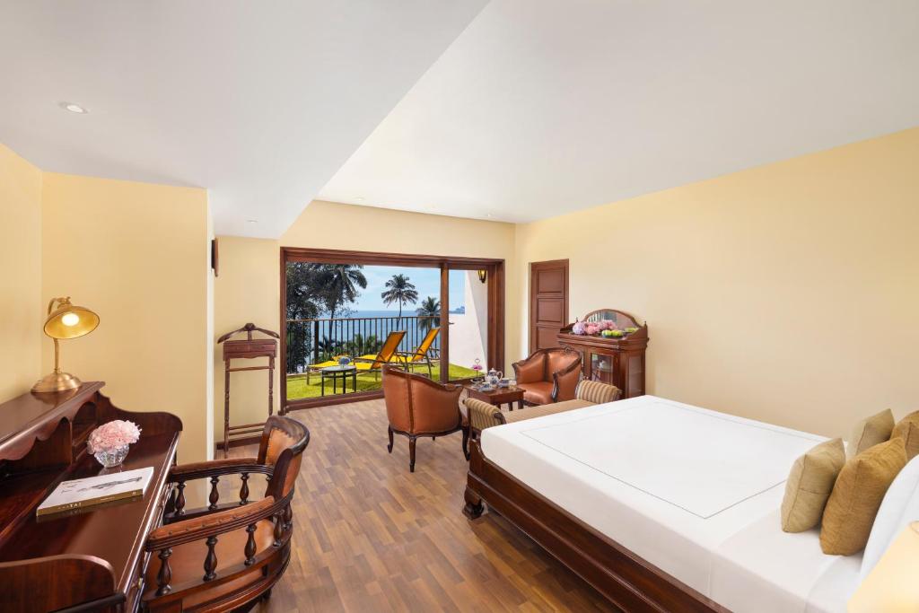 Postel nebo postele na pokoji v ubytování Taj Cidade de Goa Heritage, Goa