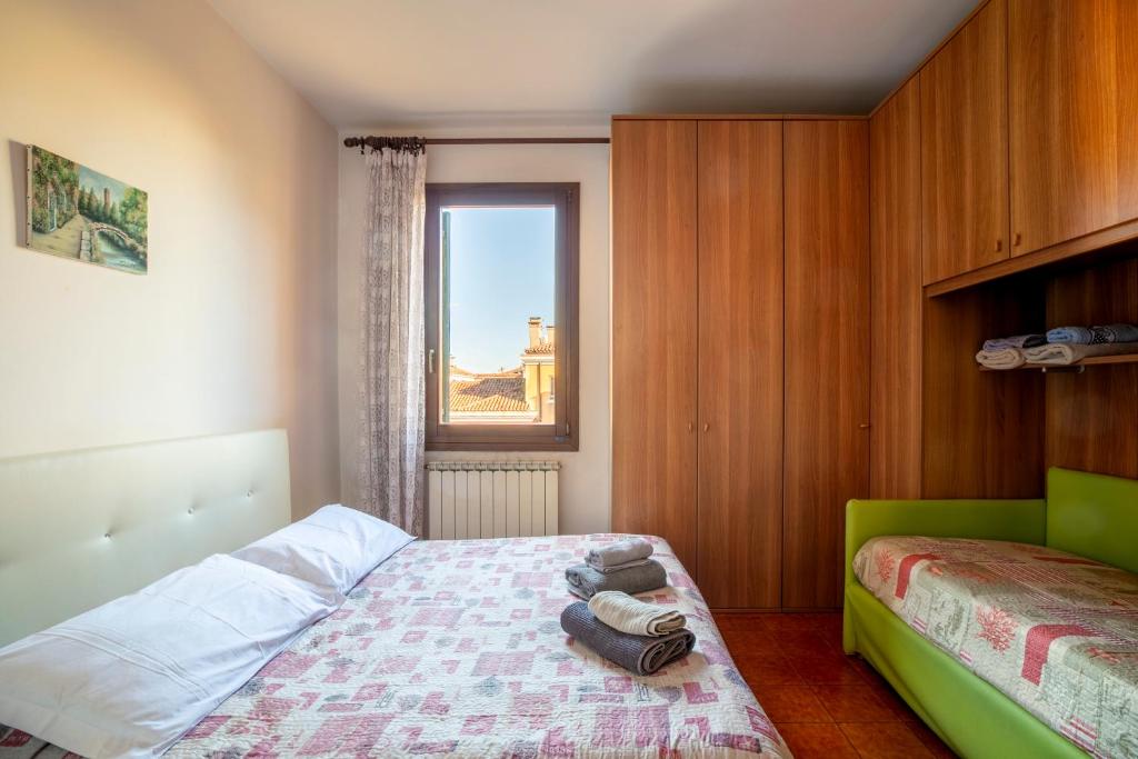 una camera con letto e finestra di Residenza Sabrina a Venezia