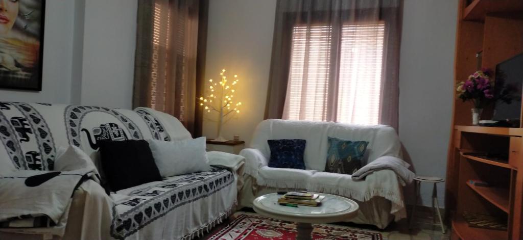 Agradable casa con zona de relax y aparcamiento - Casa De Cuatro Dormitorios