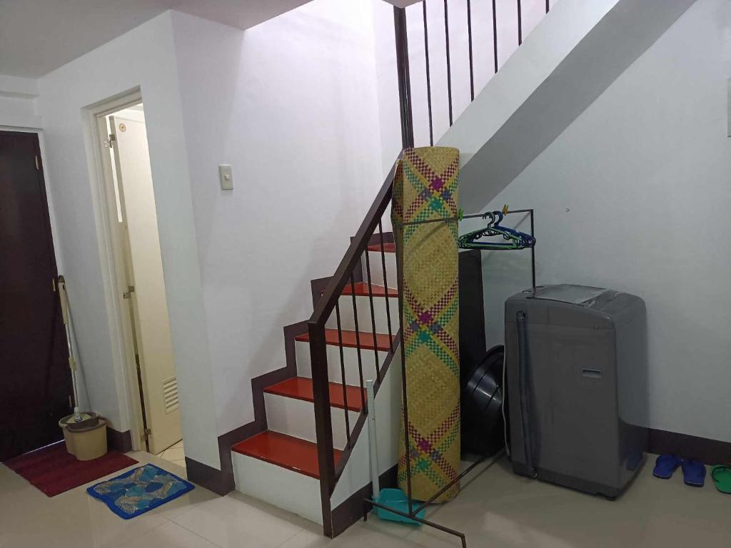 una escalera en una habitación con escalera en IRIGA CITY TRANSIENT HOUSE en Iriga City