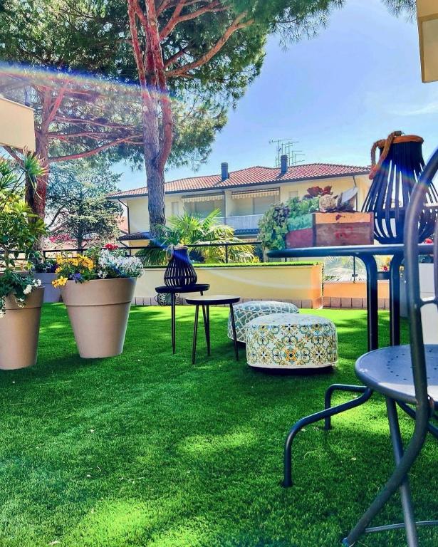 A garden outside Hotel Roma