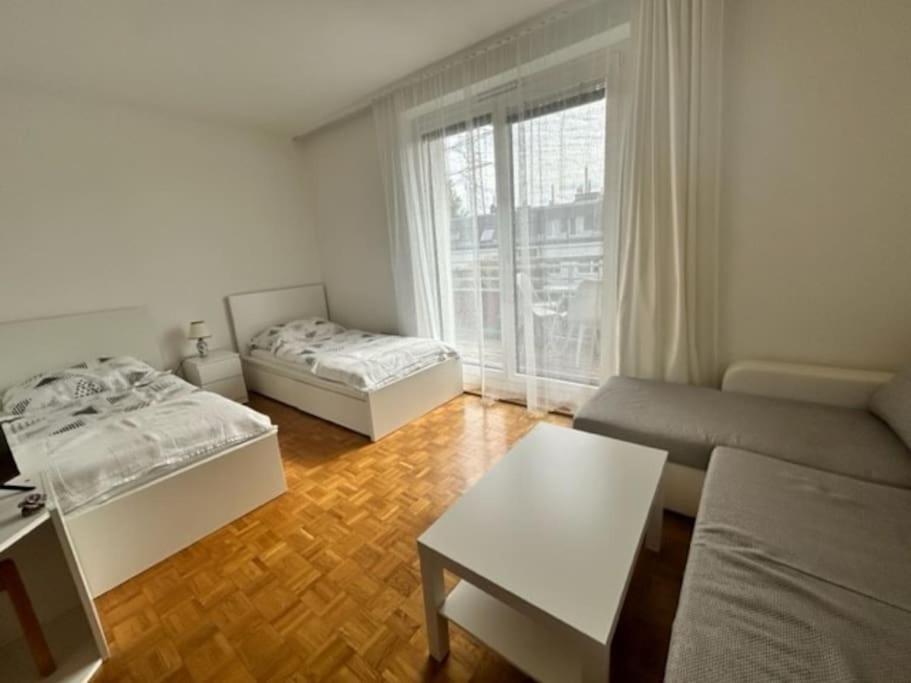 un soggiorno con 2 letti e un divano di Ruheoase in Wien a Vienna