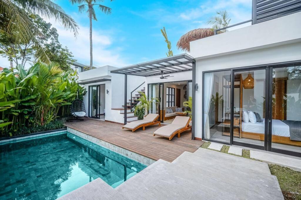 eine Villa mit einem Pool und einem Schlafzimmer in der Unterkunft 4BR Luxury Tropical Jungle Villa 4 Mins to Beach in Tanah Lot