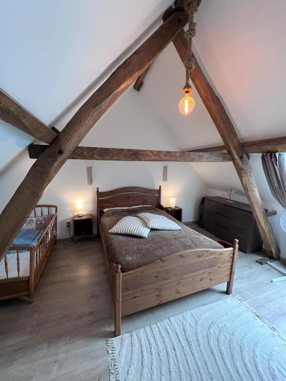 een slaapkamer met 2 bedden op een zolder bij Gîte Rubis - JACUZZI - Pairi Daiza - 6 pers in Brugelette