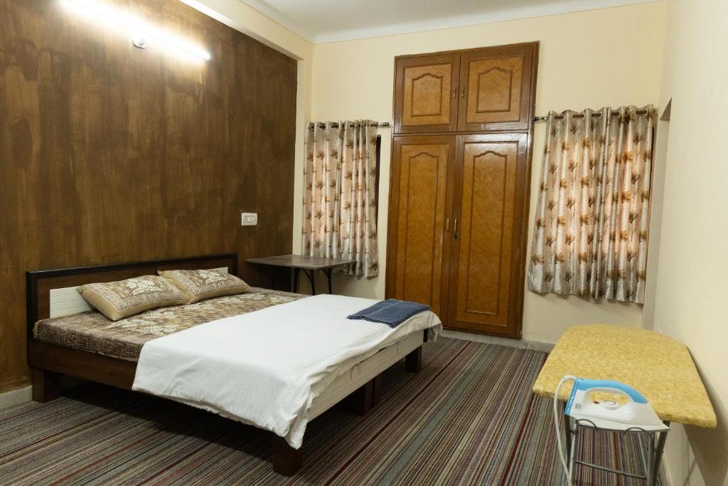 Кровать или кровати в номере Burhani Manzil