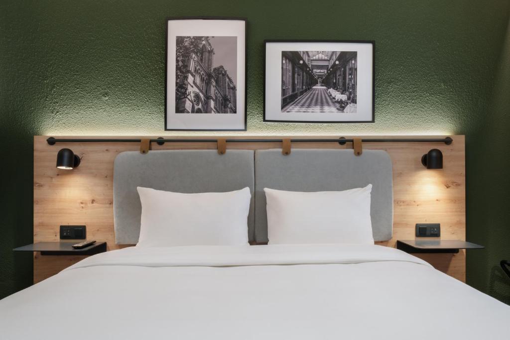 A bed or beds in a room at Campanile Paris 19 - La Villette