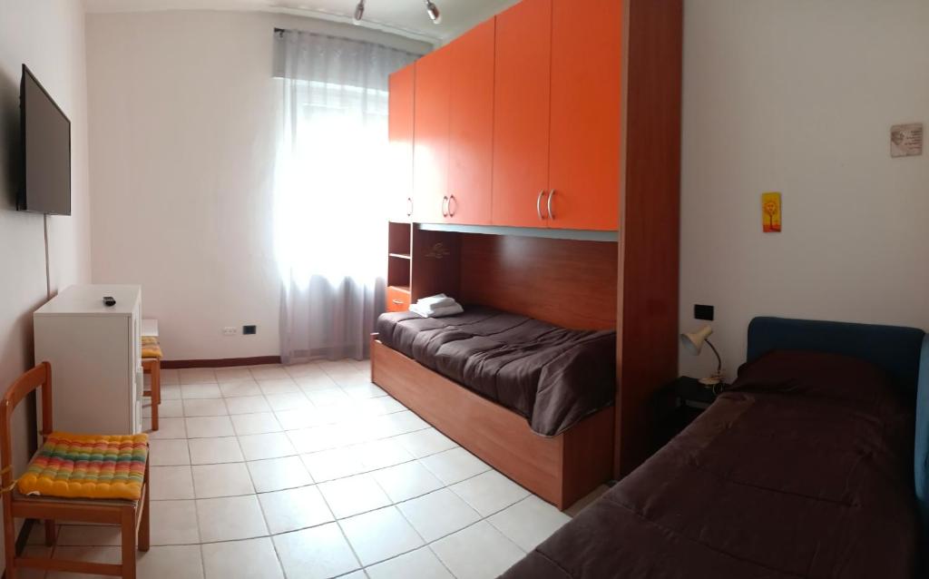sypialnia z łóżkiem i kanapą w pokoju w obiekcie Pitagora w mieście Pawia