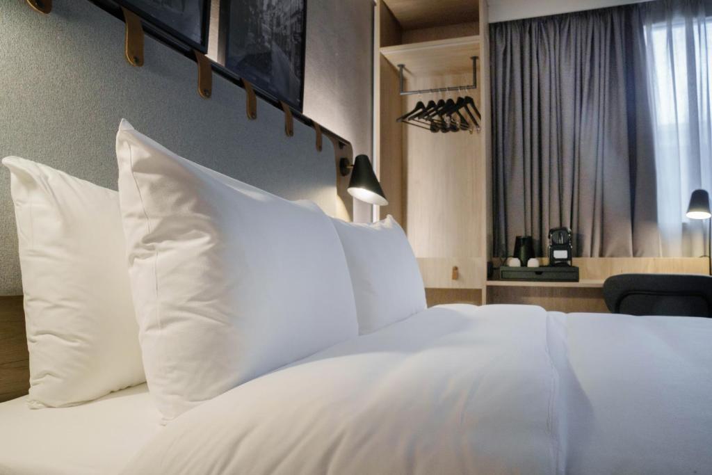Postel nebo postele na pokoji v ubytování Campanile Prime Paris 19 - La Villette