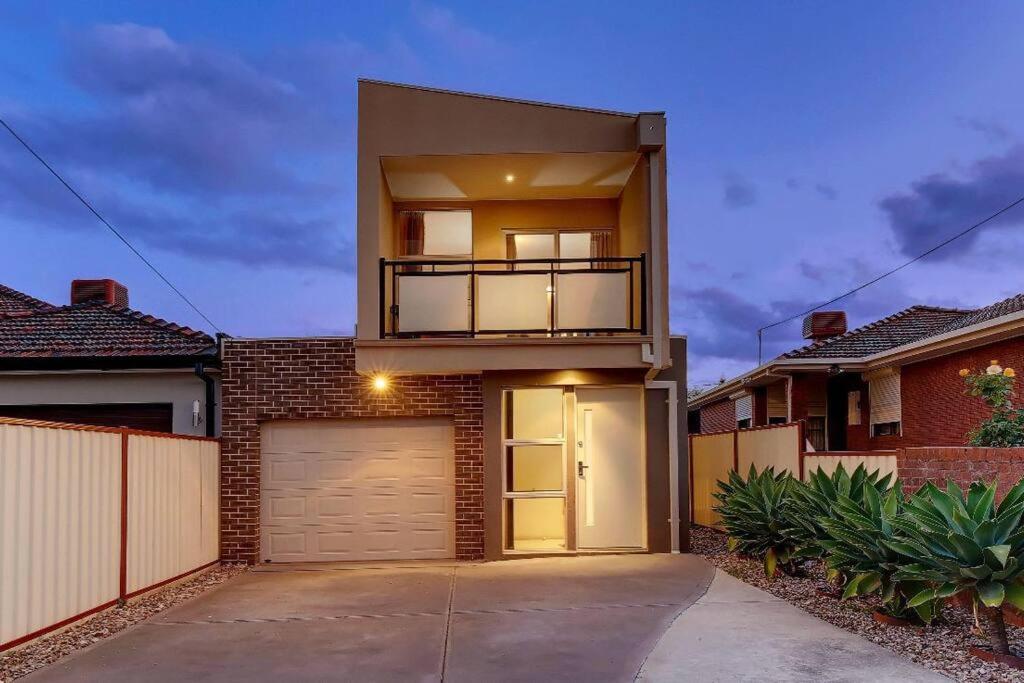 Stunning 4 bedroom home 10 minutes drive from Melbourne airport, Melbourne (updated prices 2025)