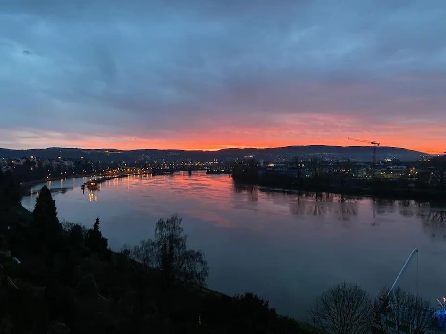 vista para um rio ao pôr-do-sol em Moselblick Penthouse mit Terrasse em Koblenz