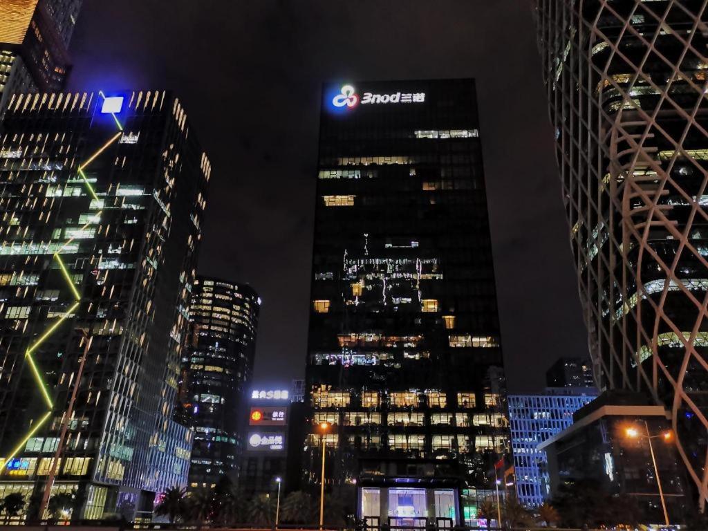 een groep van hoge gebouwen in een stad 's nachts bij Shenzhen Apex Hotel (Technology Park Branch) in Shenzhen