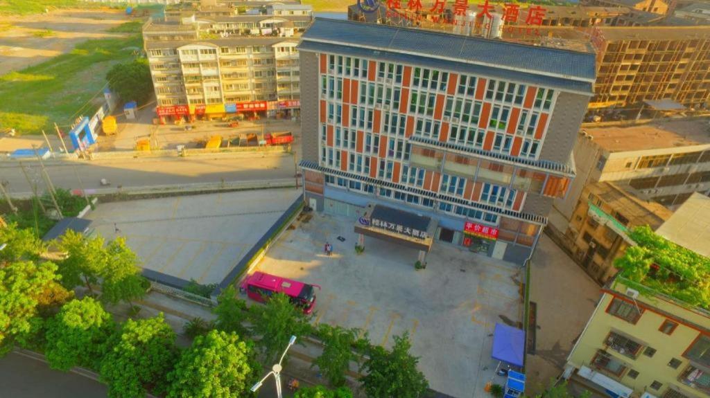 widok na budynek z parkingiem w obiekcie Guilin Wanjing Hotel w mieście Guilin