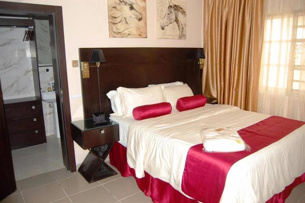 Ένα ή περισσότερα κρεβάτια σε δωμάτιο στο 144 SUITES LUXURY HOTEL