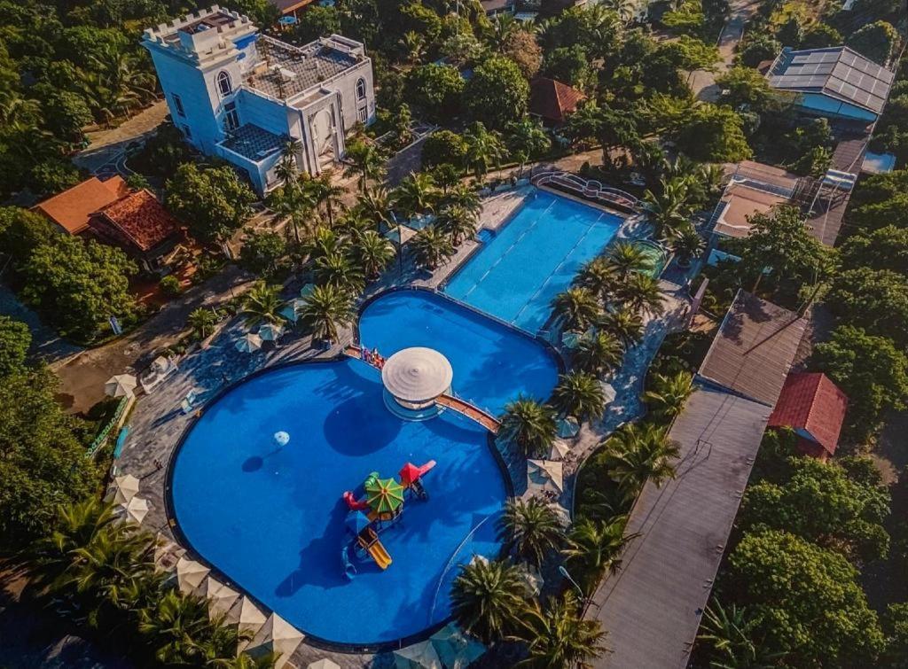 een uitzicht over het zwembad van een resort bij SPRING GARDEN HOTEL LK in Long Khanh