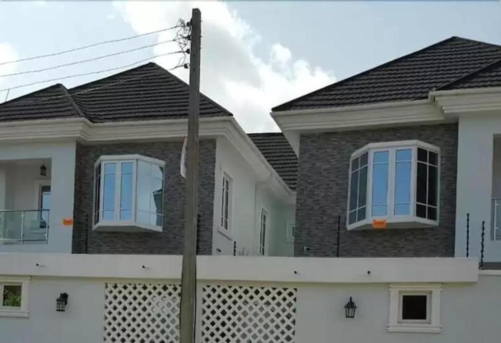 una casa con una valla delante de ella en Mac View Hotels en Owerri