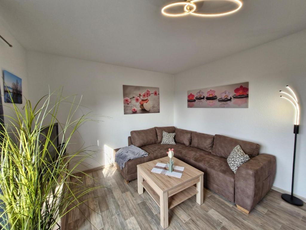 een woonkamer met een bank en een tafel bij Ferienwohnung Hellmann in Bad Nenndorf