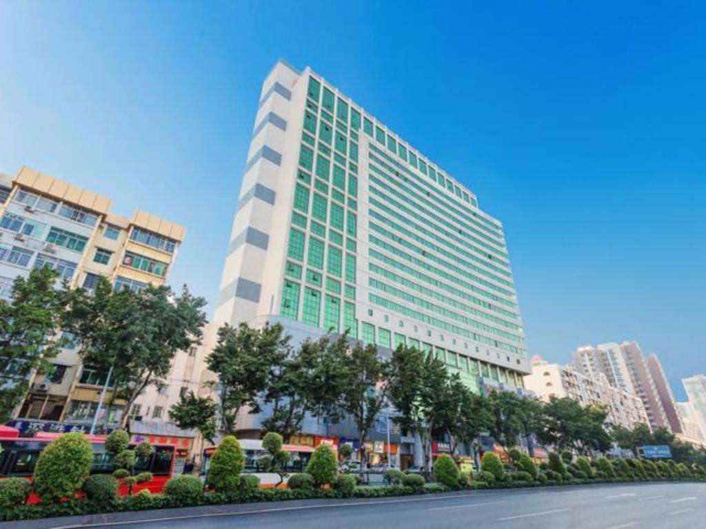 un edificio alto con una calle delante en Borrman Hotel Guangzhou Tower Zhongda Metro Station Pazhou Exhibition en Cantón